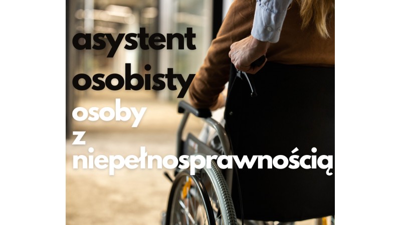 Osoba z niepełnosprawnością na wózku inwalidzkim jest przewożona korytarzem przez asystenta. Postaci widać od tyłu. Widzimy tylko rękę osoby asystującej.